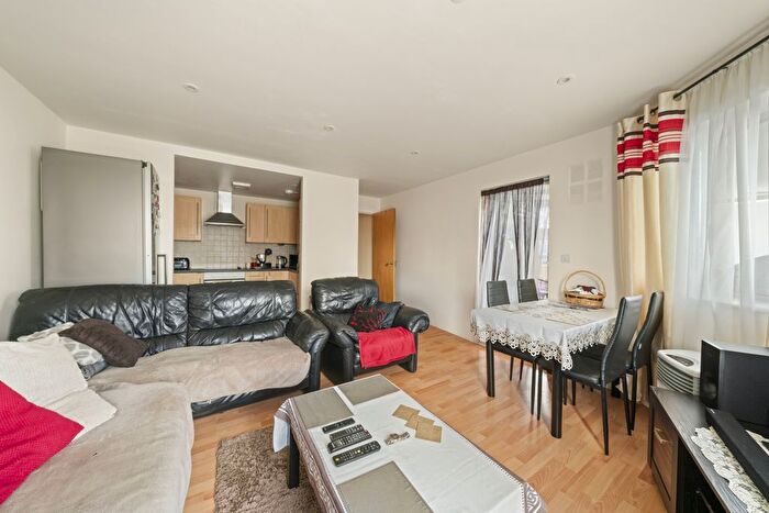 2 Bedroom Flat For Sale In Diamond Court, Cherington Road, Hanwell, W7