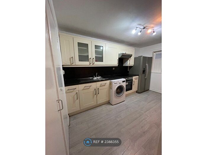 3 Bedroom Flat To Rent In Acorn Grove, Birmingham, B1