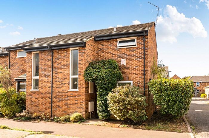 2 Bedroom End Of Terrace House For Sale In Headway Close, Richmond, TW10