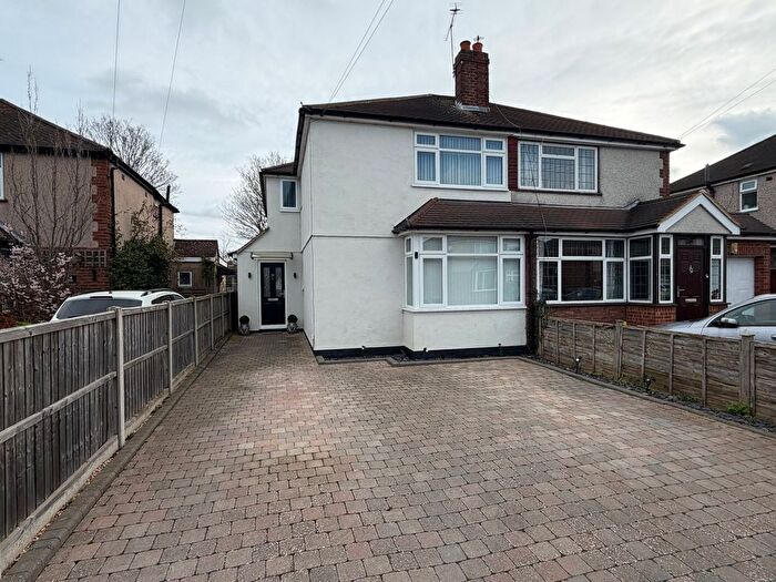 4 Bedroom Semi Detached House For Sale In Fernhurst Road, Ashford, TW15