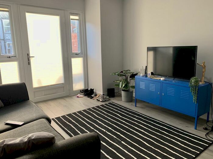 2 Bedroom Flat To Rent In Bed Student Property / /, LN5