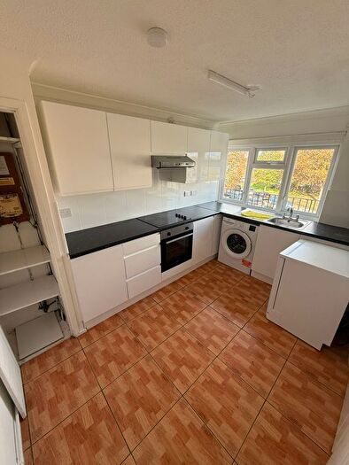 3 Bedroom Flat To Rent In Jeremys Green, Edmonton, N18