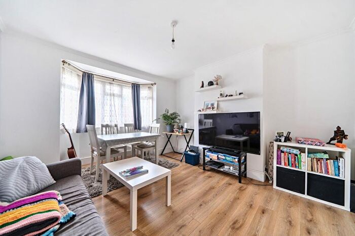 2 Bedroom Flat For Sale In Amblecote Road, London, SE12