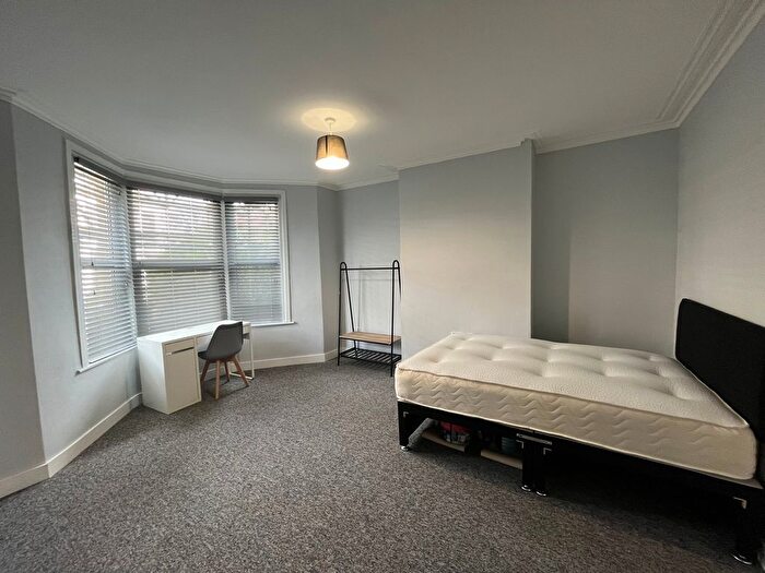 6 Bedroom Semi-Detached House To Rent In Staple Hill Road, Bristol, BS16