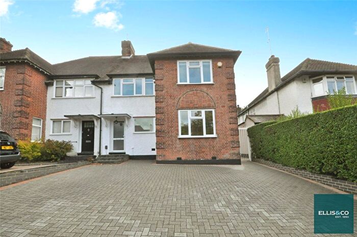 4 Bedroom Semi-Detached House To Rent In Hendon Lane, Finchley, N3