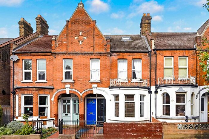 2 Bedroom Flat For Sale In Chewton Road, London, E17