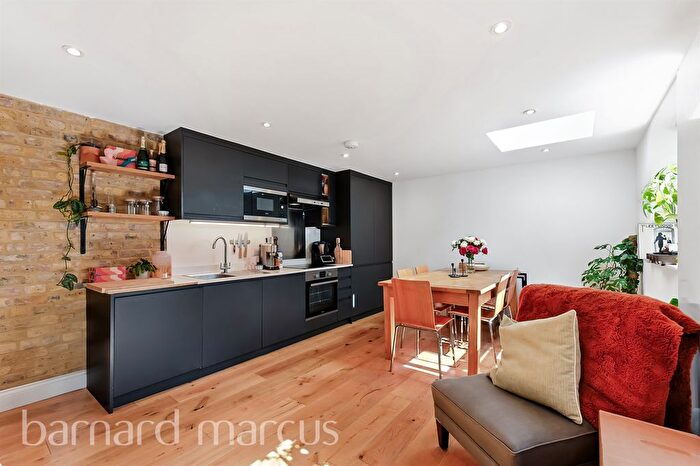 2 Bedroom Flat For Sale In Garratt Lane, London, SW18