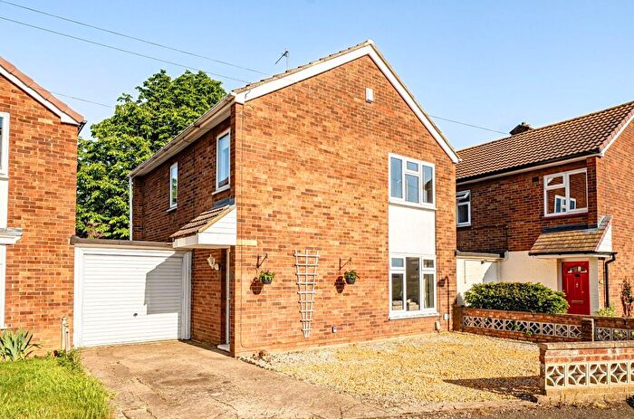 3 Bedroom Link Detached House For Sale In Vicars Walk, Bedford, MK41