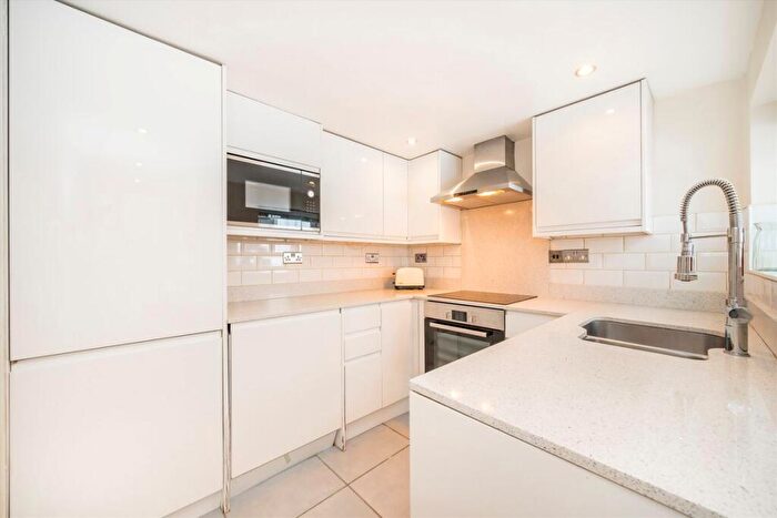 2 Bedroom Flat To Rent In Finborough Road, Earls Court, SW10