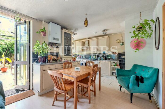 3 Bedroom Flat To Rent In Northampton Park, London, N1