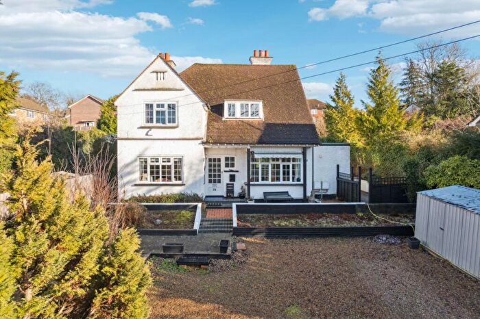 3 Bedroom Apartment For Sale In Amersham Road, Chalfont St. Peter, Gerrards Cross, Buckinghamshire, SL9