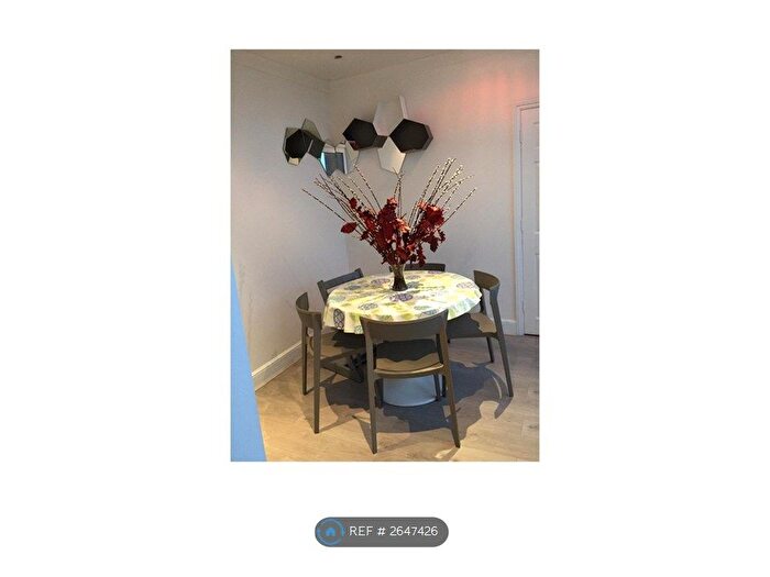 2 Bedroom Flat To Rent In Trade Tower, London, SW11