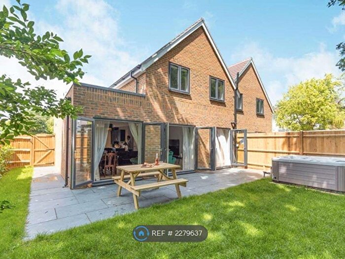 3 Bedroom Semi-Detached House To Rent In Glynn Road, Peacehaven, BN10