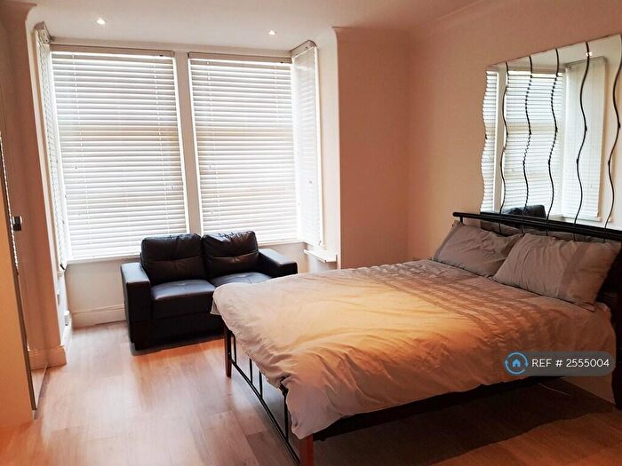 Studio To Rent In New Southgate, London, N11