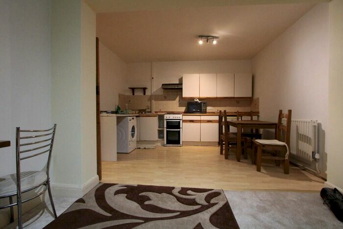 2 Bedroom Flat To Rent In Clifford Avenue, London, SW14