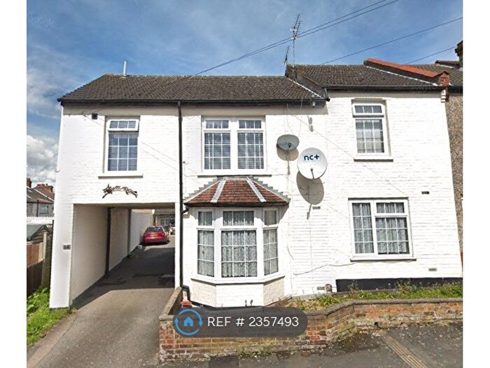 1 Bedroom Flat To Rent In Holywell Road, Watford, WD18