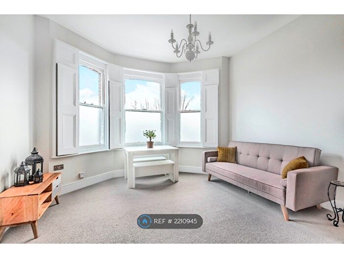 2 Bedroom Flat To Rent In Avenue Park Road, London, SE27