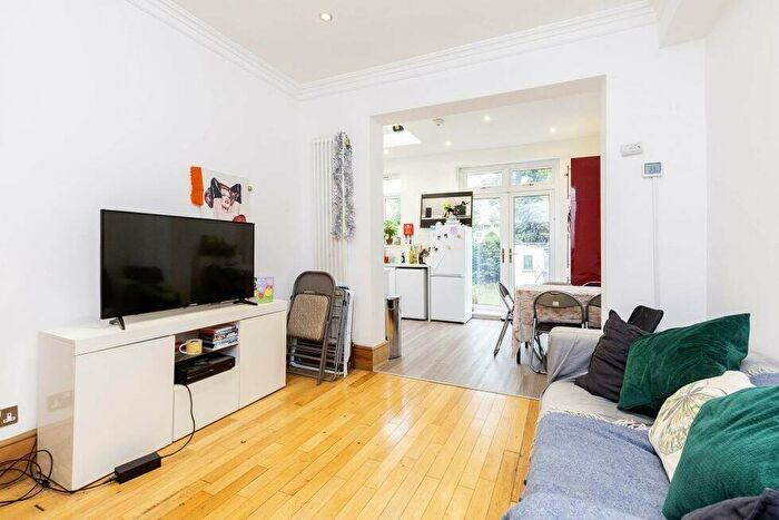 4 Bedroom Flat To Rent In Sandford Avenue, Wood Green / White Hart Lane, N22