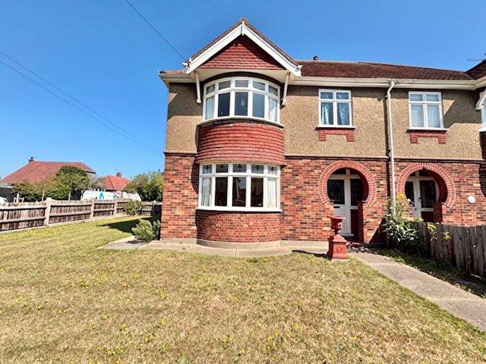 4 Bedroom Semi-Detached House For Sale In Connaught Avenue, Gorleston, NR31