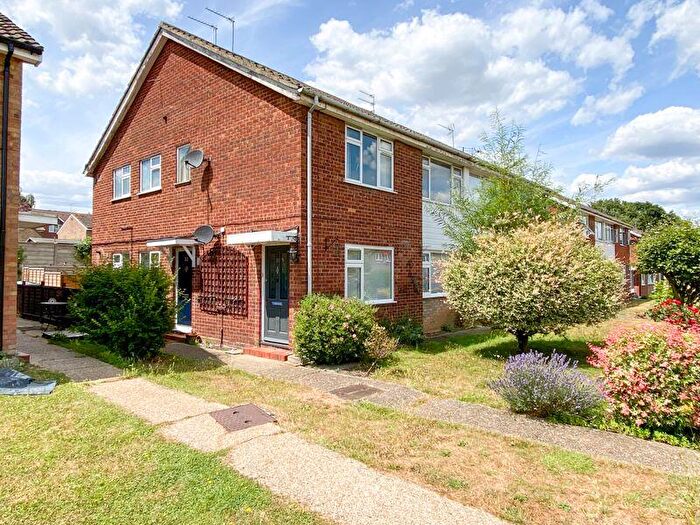 2 Bedroom Maisonette For Sale In Cedar Walk, Waltham Abbey, EN9