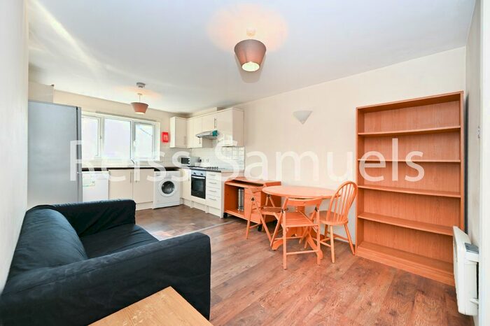 3 Bedroom Flat To Rent In Ambassador Square, Docklands, Isle Of Dogs, E14