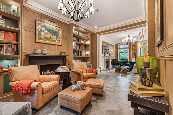 3 Bedroom Flat To Rent In Cadogan Place, London, SW1X