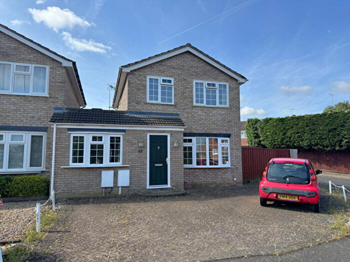 3 Bedroom Link Detached House For Sale In Coots Close, Buckingham, MK18