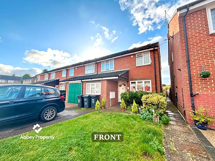 4 Bedroom Semi-Detached House To Rent In Whitwell Close, Luton, LU3