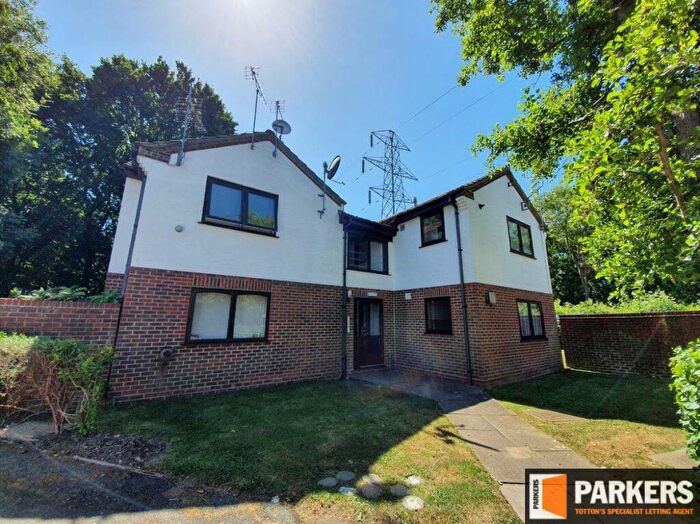 Flat To Rent In Elliot Close, Totton, SO40