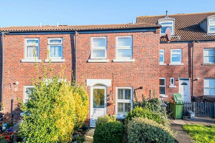 2 Bedroom End Of Terrace House To Rent In Lonsdale Close, Grove Park, London SE9