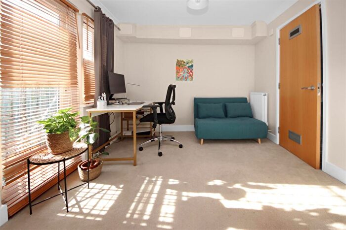 2 Bedroom Flat For Sale In St. Matthews Gardens, Cambridge, CB1
