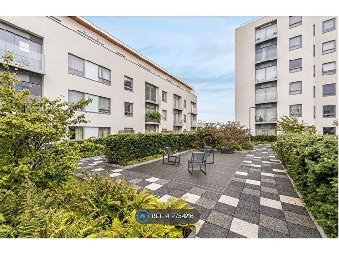 2 Bedroom Flat To Rent In Derry Court, London, SW16