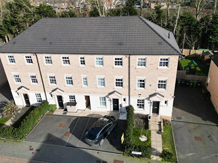 4 Bedroom Terraced House For Sale In Conisbrough Grove, Garforth, Leeds, LS25