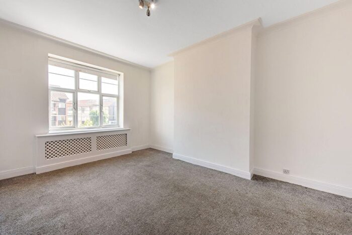 4 Bedroom Flat To Rent In Golders Green Road, Golders Green, London, NW11