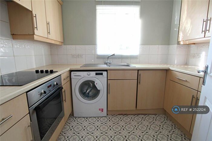 2 Bedroom Flat To Rent In Clarendon Way, Colchester, CO1