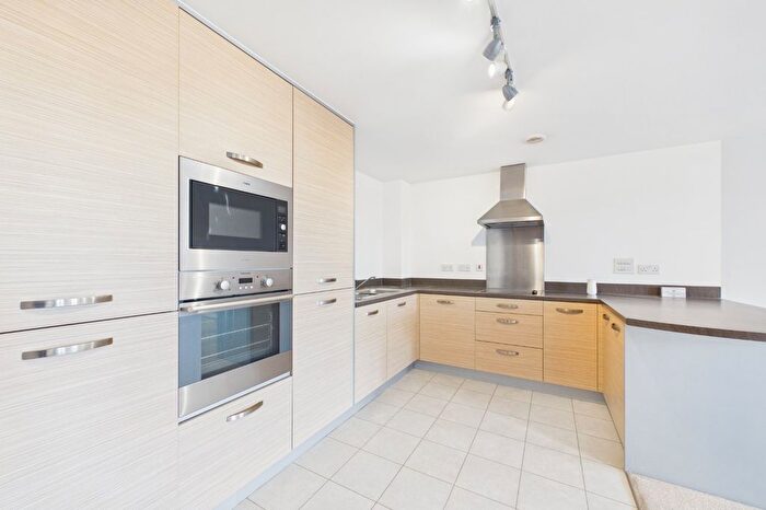 3 Bedroom Flat To Rent In Kingsquarter, Maidenhead, Berkshire, SL6