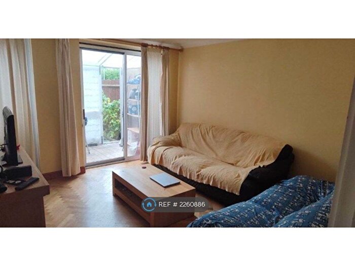 3 Bedroom Detached House To Rent In Newness Path, London, SW15