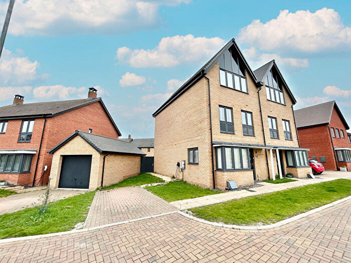 4 Bedroom Semi-Detached House For Sale In Decima Gardens, Houghton Regis, LU5