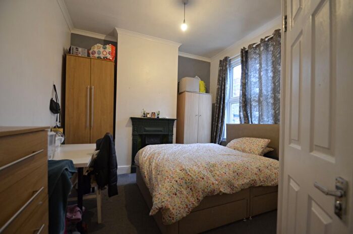 3 Bedroom Flat To Rent In High Street, Egham, TW20