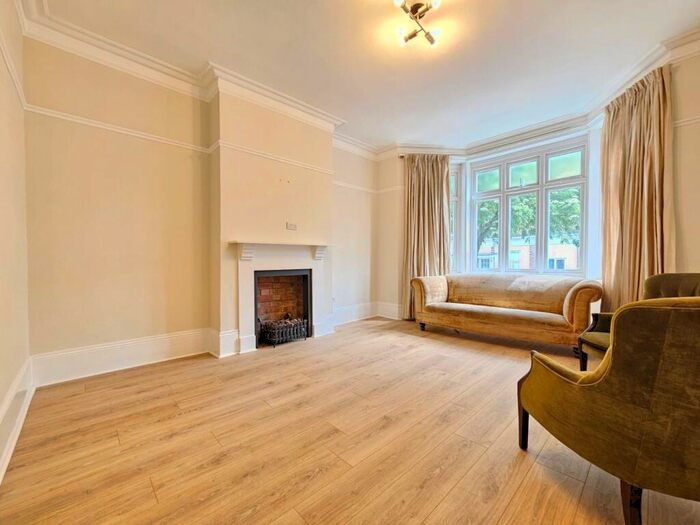 3 Bedroom Apartment To Rent In Lodge Road, London, NW4