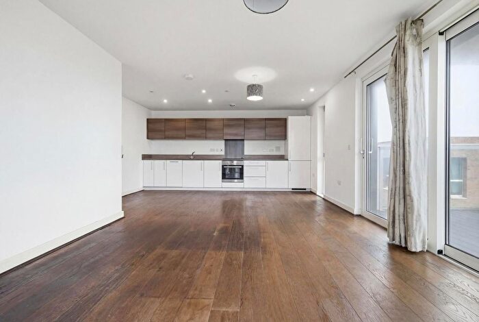 3 Bedroom Flat To Rent In Jefferson Plaza, Marner Point, E3