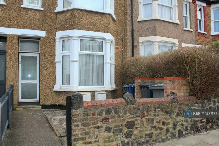 2 Bedroom Flat To Rent In Garden, London, N2