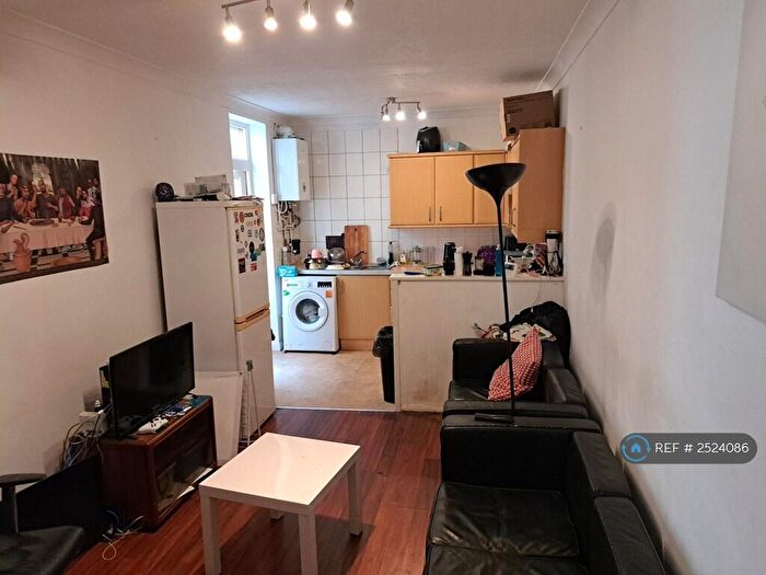 4 Bedroom Flat To Rent In Farm Road, Hove, BN3