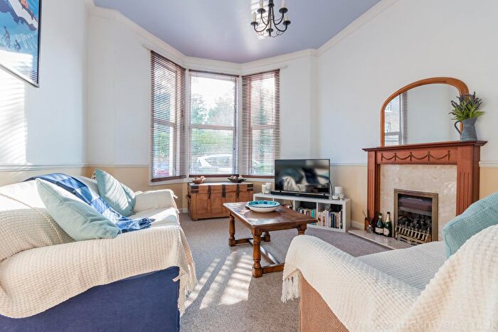 1 Bedroom Flat To Rent In The Gardens, East Dulwich, London, SE22