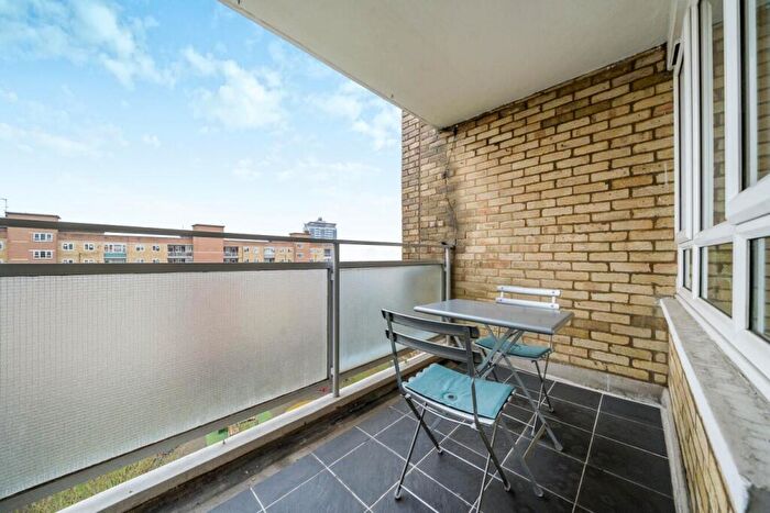 2 Bedroom Flat For Sale In Dagnall Street, Battersea, SW11