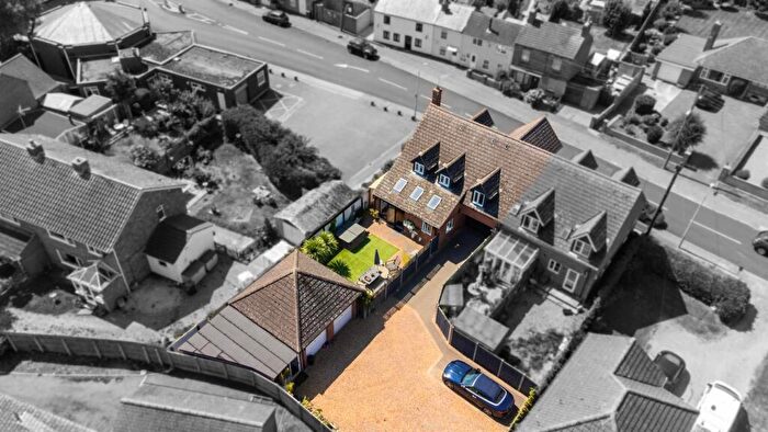 4 Bedroom Link Detached House For Sale In Hall Street, Crowland, Peterborough, PE6