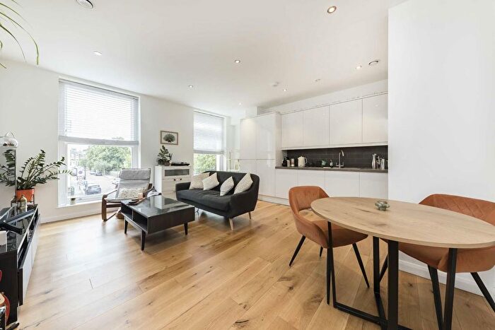 2 Bedroom Flat To Rent In Goldhawk Road, London, W12