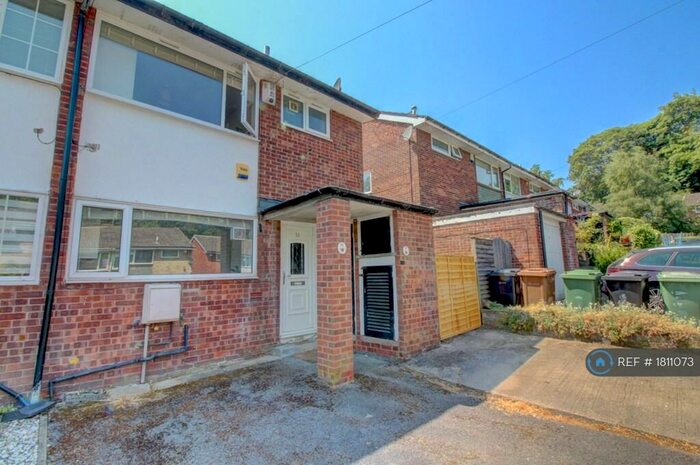 3 Bedroom End Of Terrace House To Rent In North Close, Leeds, LS8