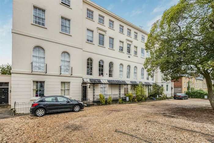 2 Bedroom Apartment To Rent In Heritage Court, Castle Hill, RG1