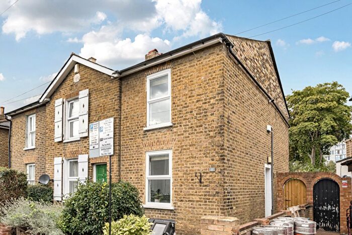 3 Bedroom Semi-detached House For Sale In New Road, Brentford, TW8